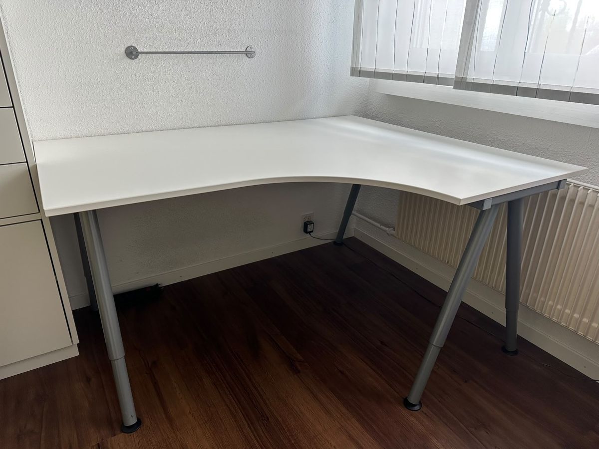 Schreibtische: IKEA Eckschreibtisch GALANT – Gebraucht aus Siebnen von Hubliv