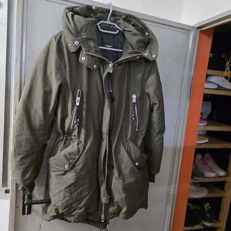 Khaki Wintermantel mit Kapuze, Top Zustand, Grösse 40