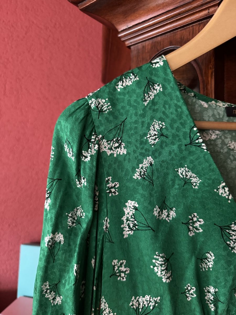 Maje Kleider: Maje Kleid, 36, grün mit Muster – Gebraucht aus Zollikerberg von agasha 5
