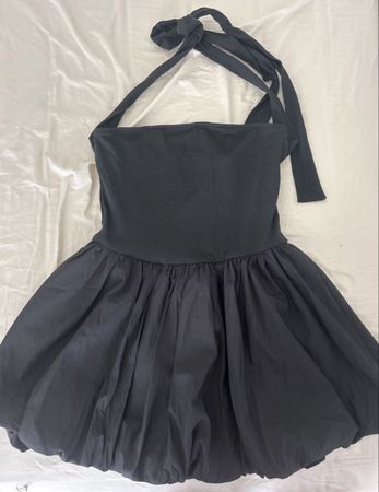Kleid schwarz Neckholder Faltenrock Grösse S guter Zustand