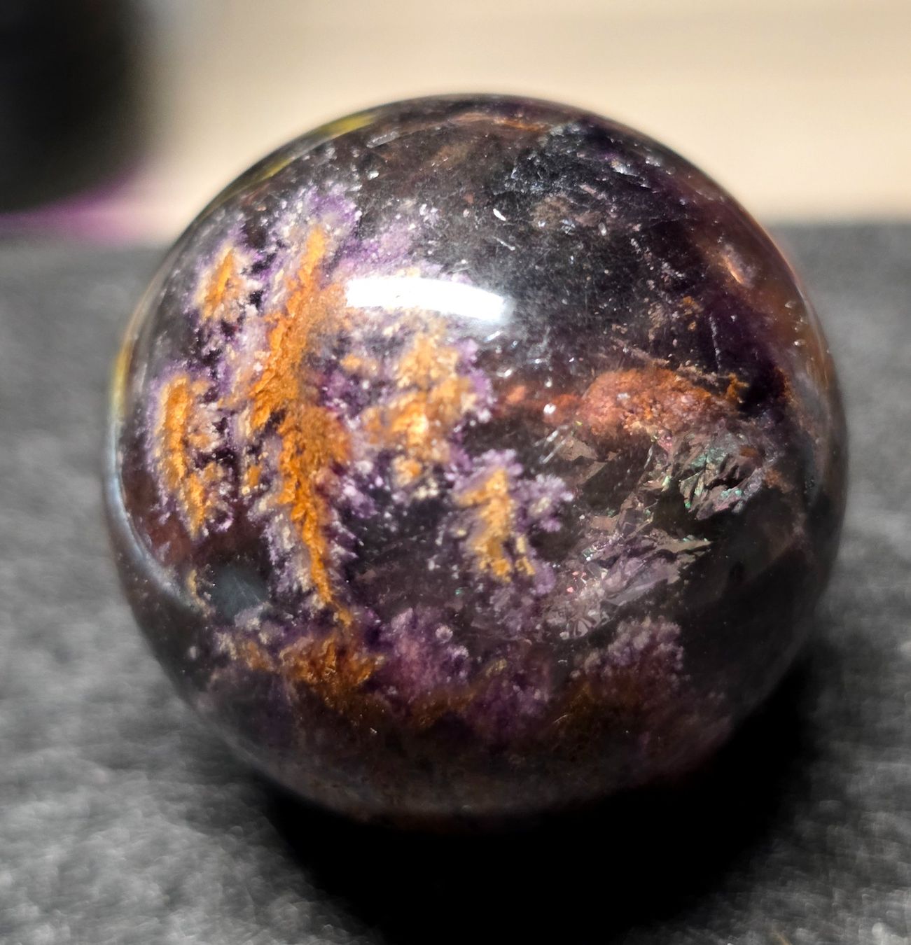 Minéraux & Lithothérapie: 💜 Auralit-Fluorit-Kugel E – Neuf avec emballage d'origine à Matzingen par Shay_Crystalz