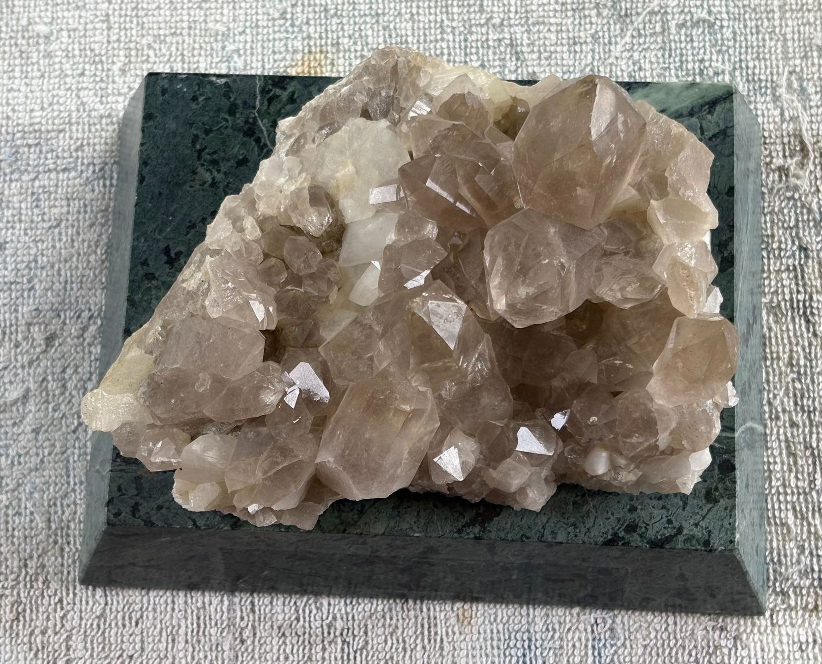 Minerali & Pietre curative: MINERAL AUF MARMORSOCKEL – Usato da Ostermundigen venduto da crazy-horse-1840