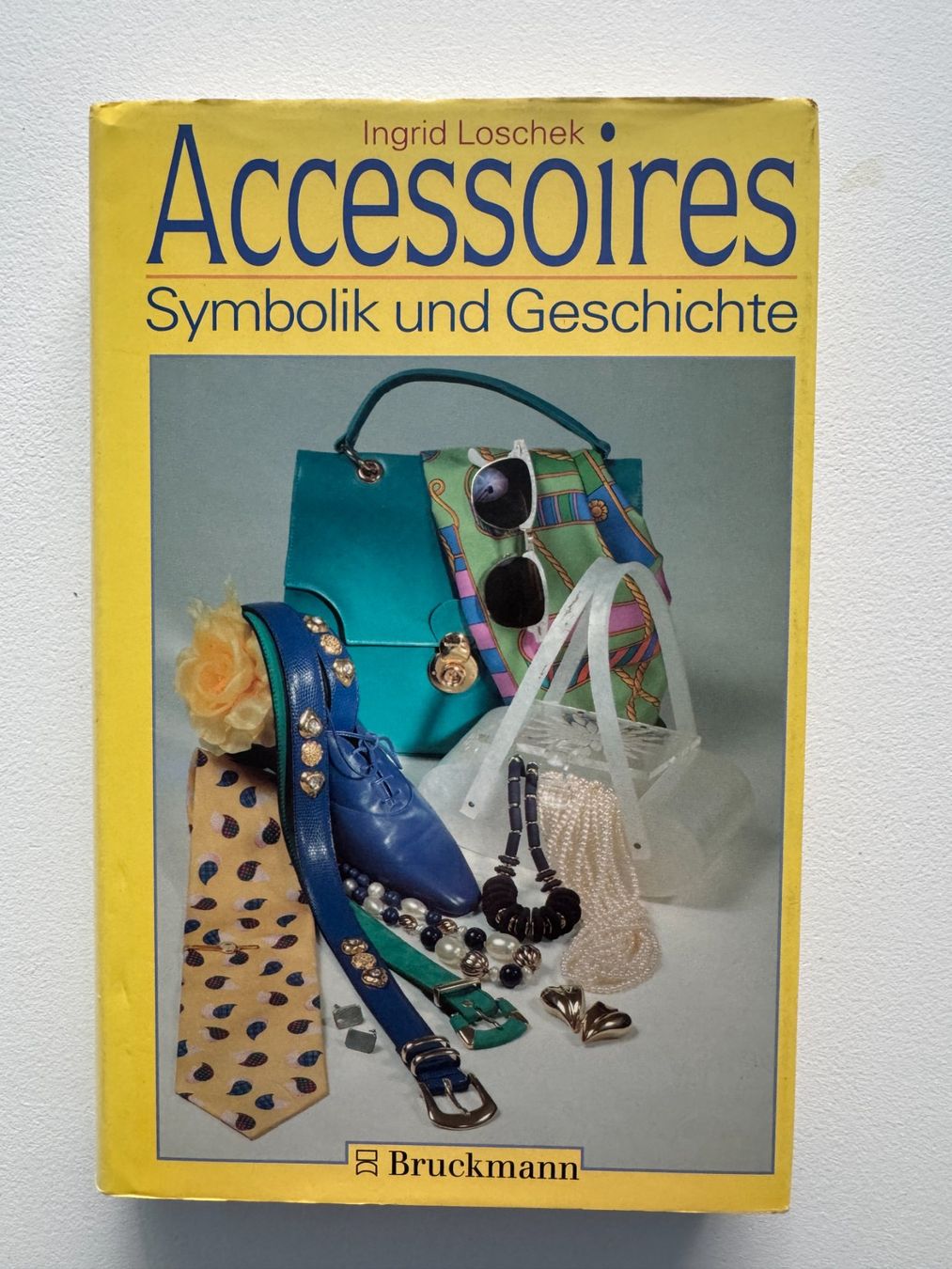 Libri: LOSCHEK - Accessoires - Symbolik und Geschichte – Usato da Basel venduto da Kornblumen