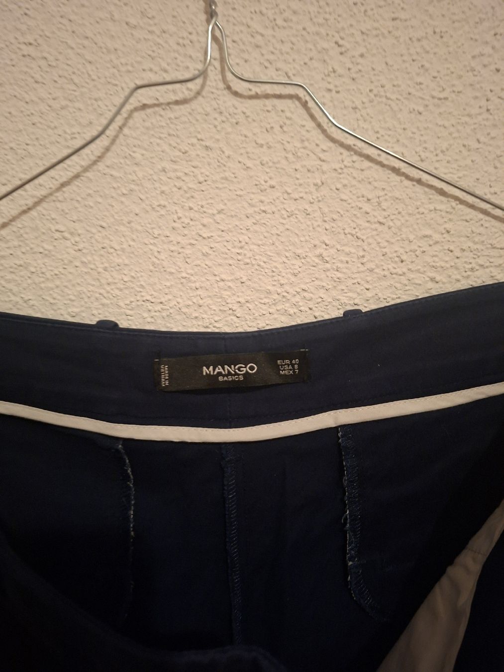 Pantaloni: Mango Bundfaltenhose, Gr. 42, Dunkelblau – Usato da Lengwil venduto da Gastman45 1