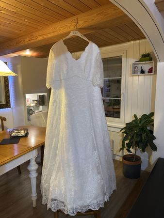 Elegantes Brautkleid mit Spitze, Grösse 46 - für den Bund!