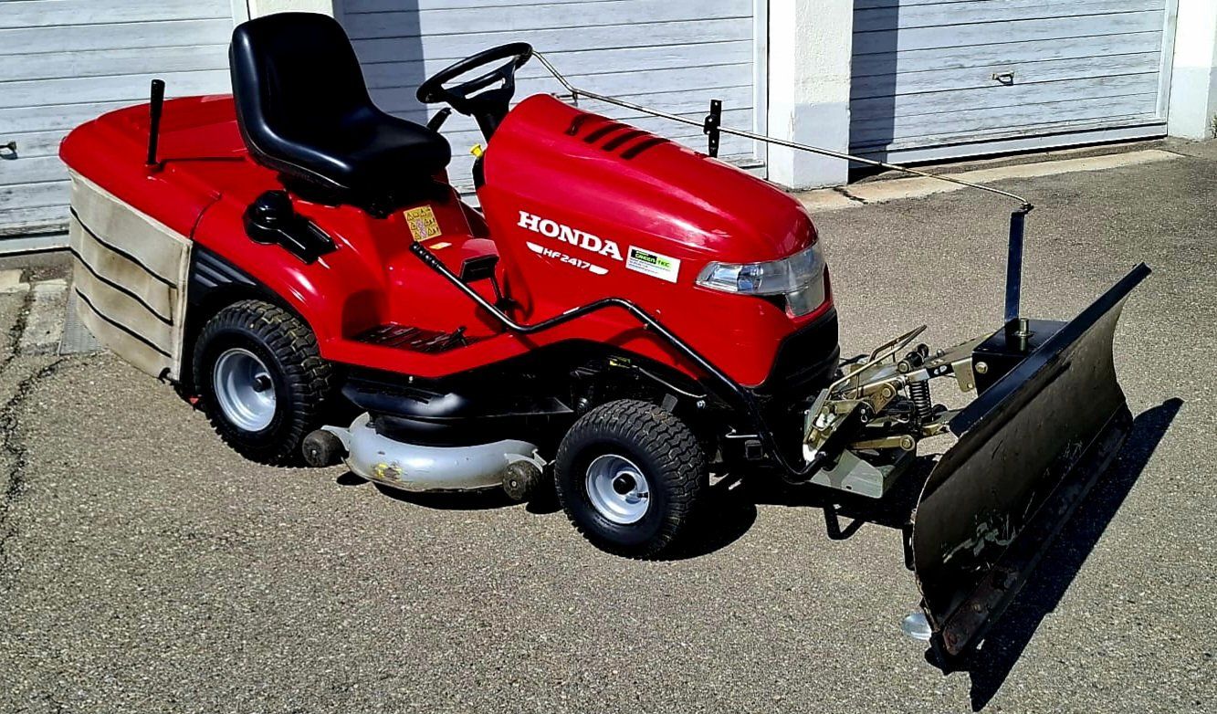 Honda Tagliaerba: Rasentraktor Honda 2417 mit Schneepflug – Usato da St. Gallen venduto da BGT02