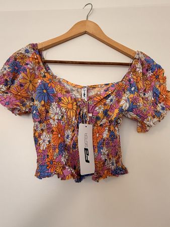 Crop Top Blumenmuster kurzarm mit Etikett FB Sister