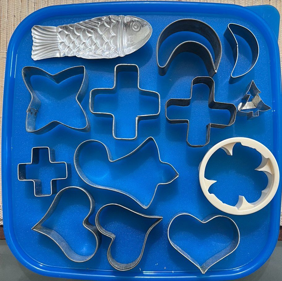Backformen: Verschidene Teigausstecher in eine Blechdose – Gebraucht aus Wisen von Tukta08 1