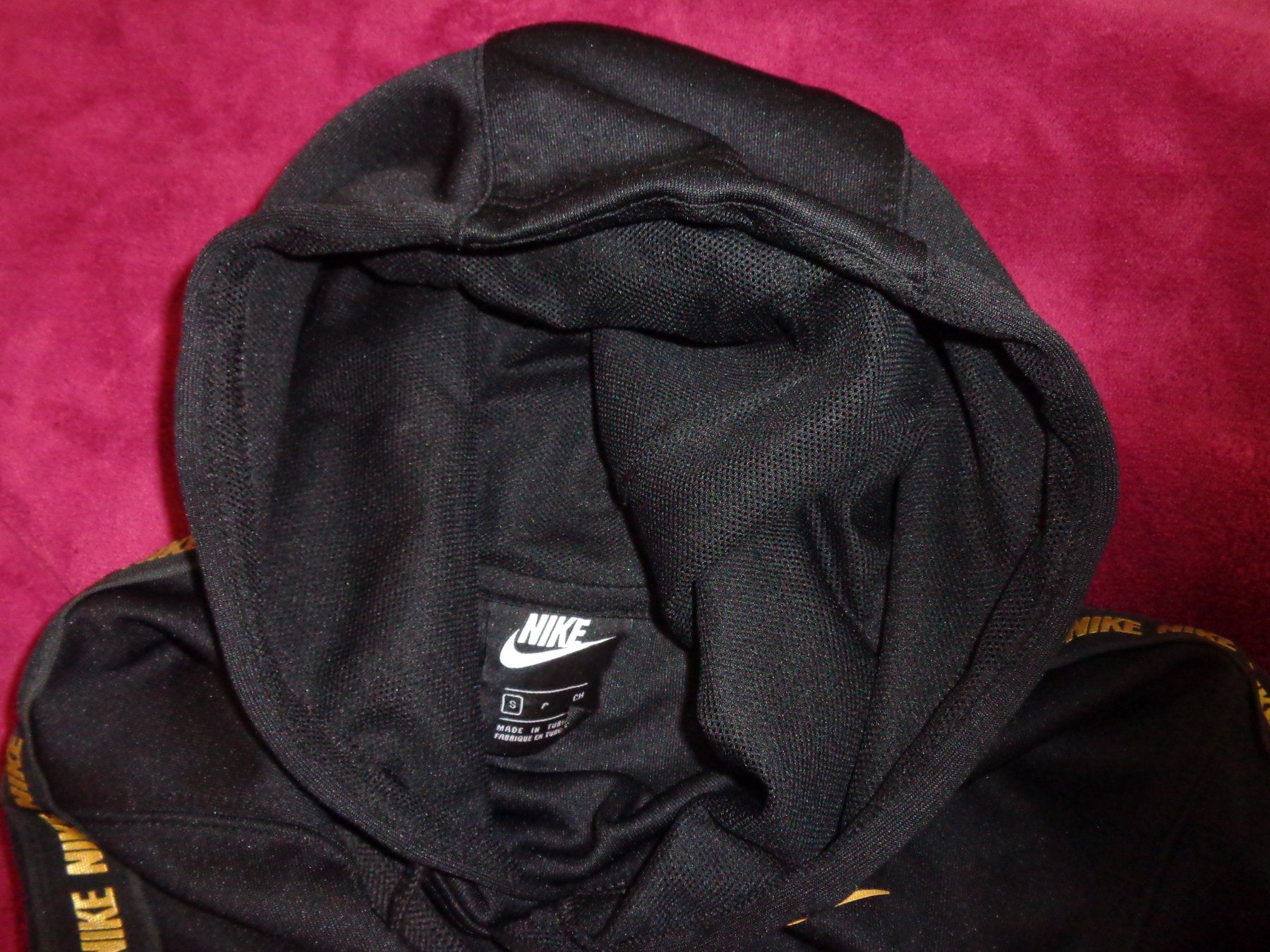 Lotti di vestiti: Trainer Nike Gr S schwarz mit Gold – Usato da Liestal venduto da Gecko16 7