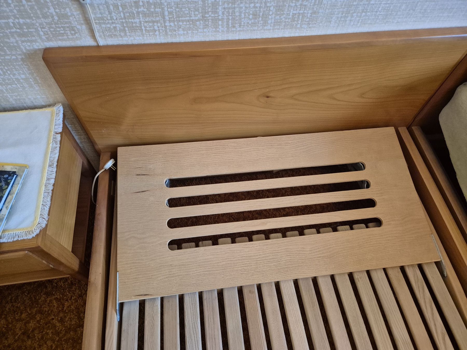 Letti: Massivholz Doppelbett mit Lattenrost, Kirschbaum – Usato da Winterthur venduto da Sarafina66 4