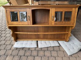 Nussbaum Massivholz-Regal mit Glastüren & Schlüssel