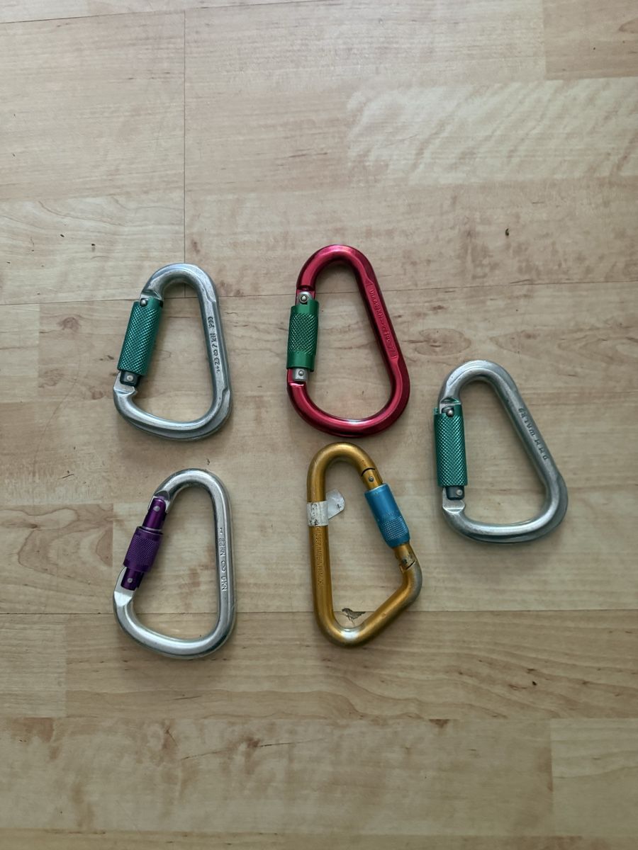 Kletterausrüstungen: 5 Kletterkarabiner mit Schraubverschluss – Gebraucht aus Zürich von Vma_reuse