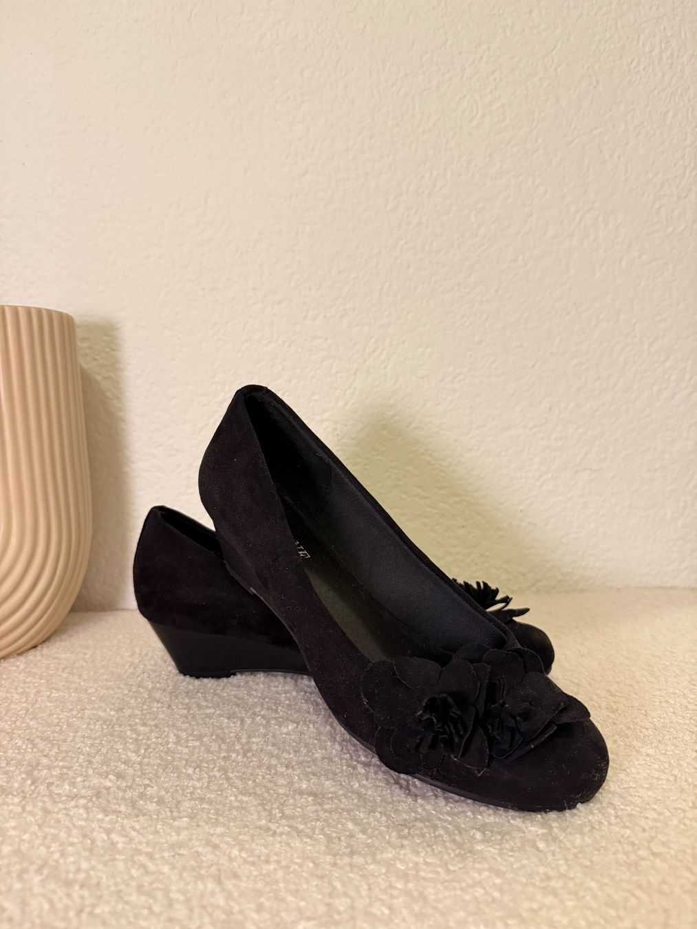 Scarpe da donna: Schwarze Keilabsatzschuhe mit Blume Gr. 37 – Usato da Untersiggenthal venduto da ClaudiaVotta