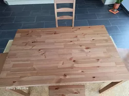 Tisch mit 4 Stühlen