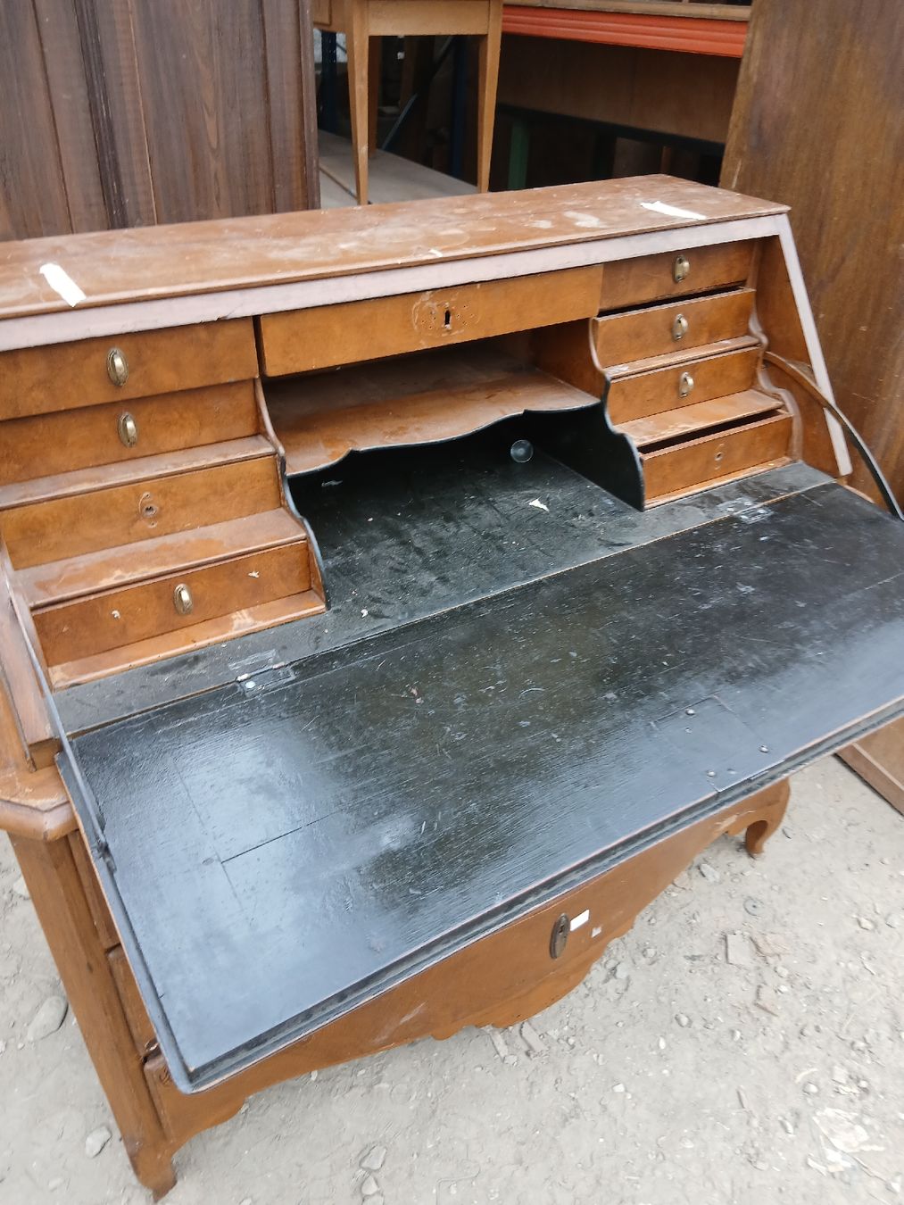 Schreibtische: BUREAU TRÈS ANCIEN DU XVII CYCLE – Gebraucht aus Neuchatel von NNeuchatel 1