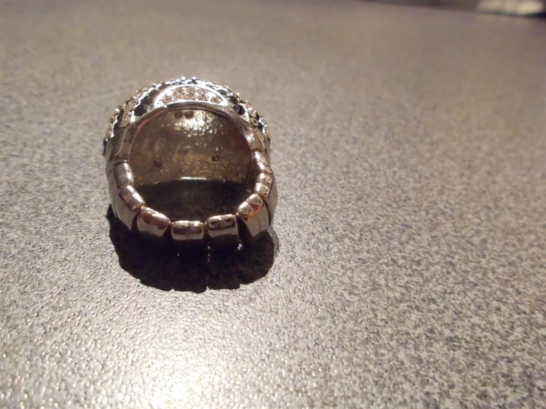 Ringe: Ring, schwarz/silberfarbig gestreift – Gebraucht aus Zürich von Motzkuh 1
