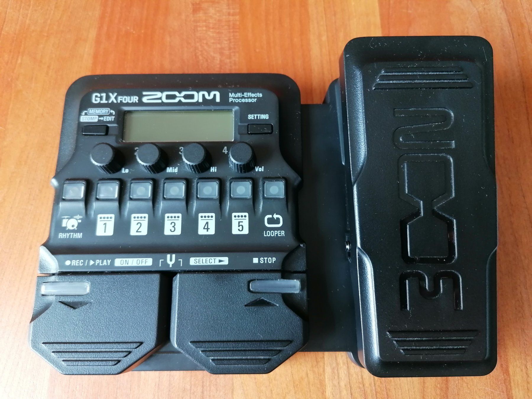 Equalizzatori: ZOOM G1X FOUR Multi-Effects Prozessor mit Expression Pedal – Usato da Basel venduto da Fiona-Lea