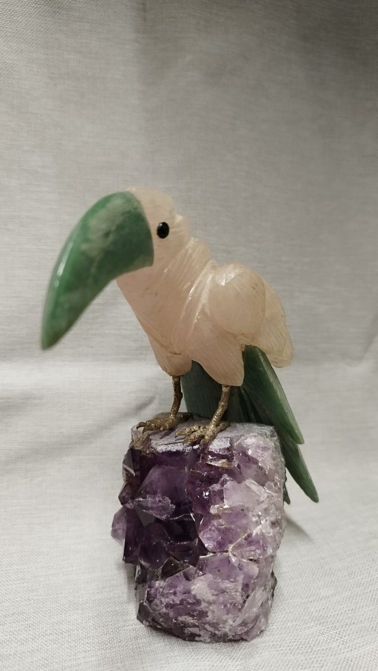 Minerali & Pietre curative: Toucan /Quartz Rose &  Jade – Usato da Yvonand venduto da Arnaud_Gifts