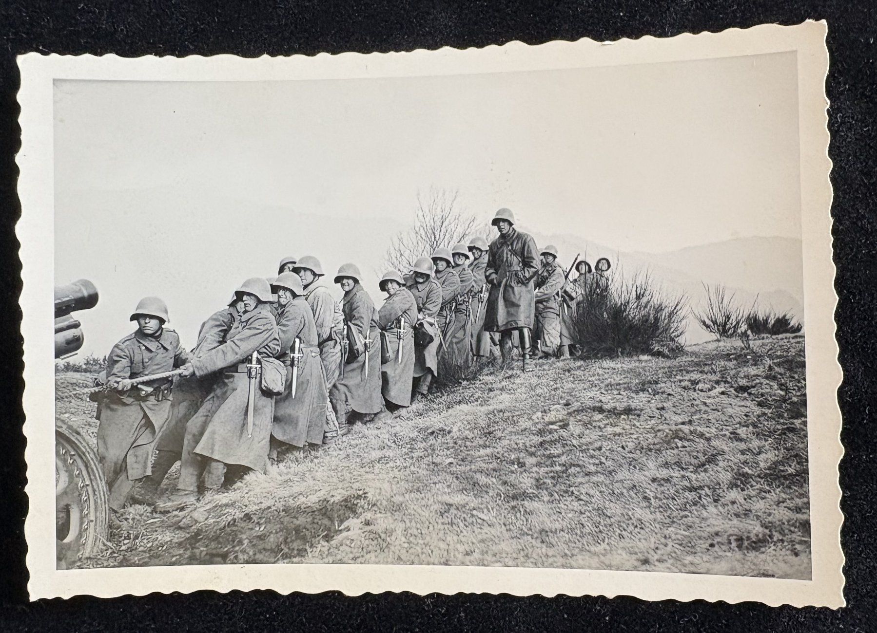 Foto & Immagini: SCHWEIZER ARMEE SDT. IM FELDE BEIM ZIEHEN EINER KANONE – Usato da Ostermundigen venduto da wini63