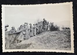 SCHWEIZER ARMEE SDT. IM FELDE BEIM ZIEHEN EINER KANONE