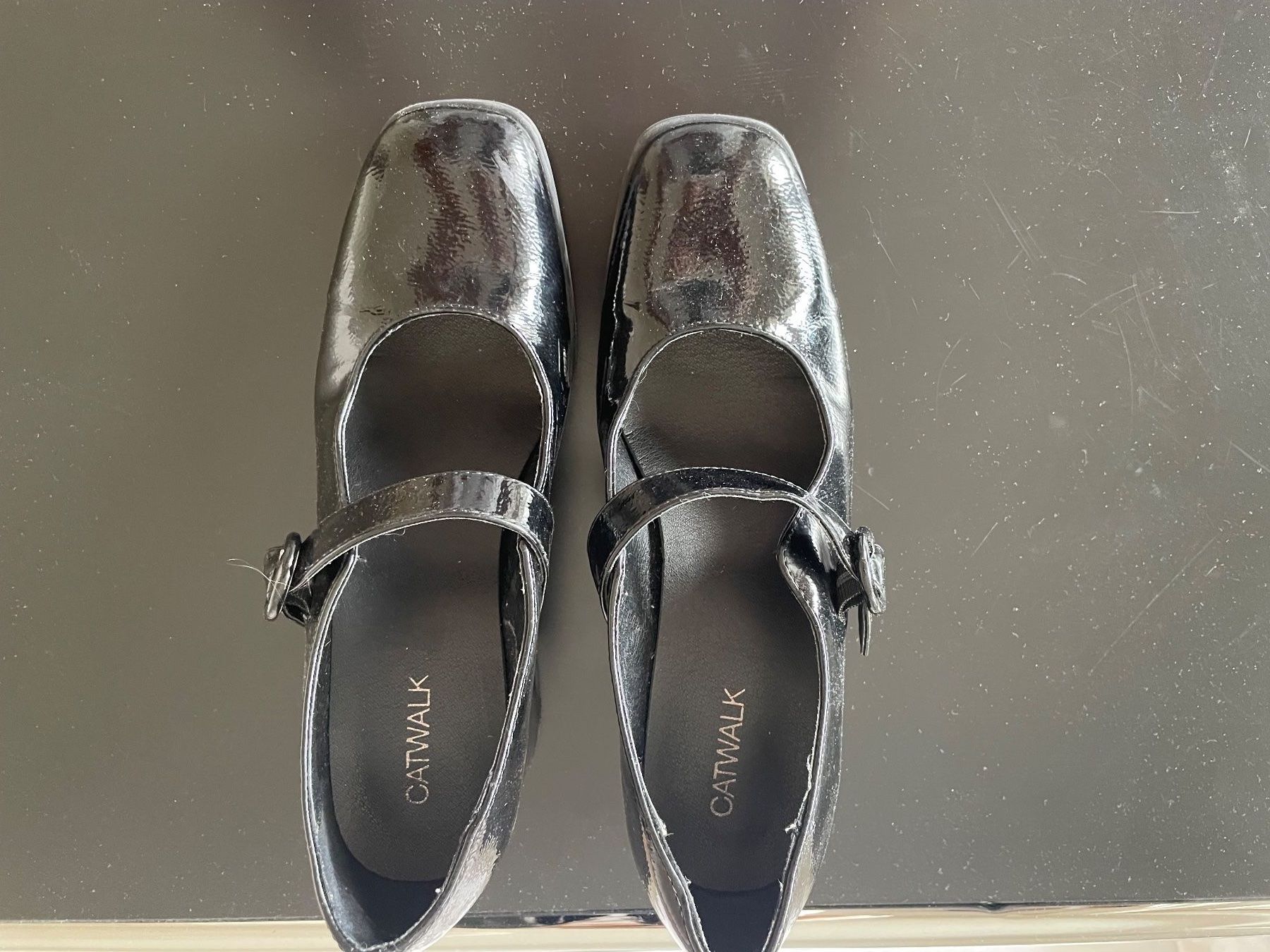 Scarpe da donna: Schwarze Schuhe mit Absatz – Usato da Basel venduto da schnudibu 1