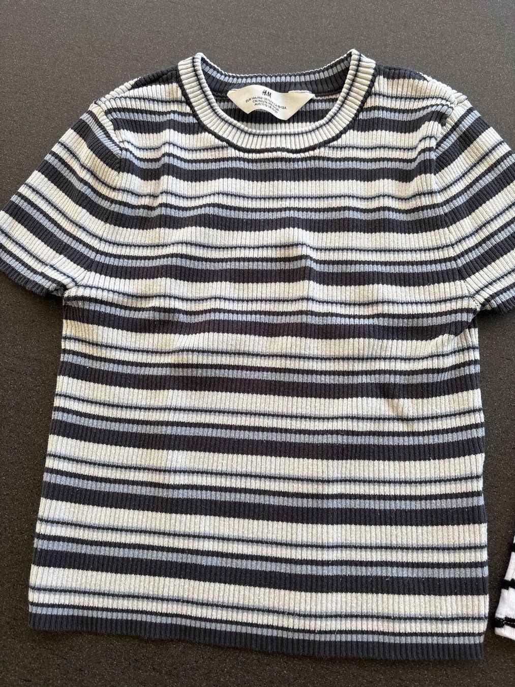 H&M Blusen, T-Shirts & Tops: 2er Set T-Shirts, gestreift, Gr. 146/152 – Gebraucht aus Wilen b. Wil von b-mountain 2