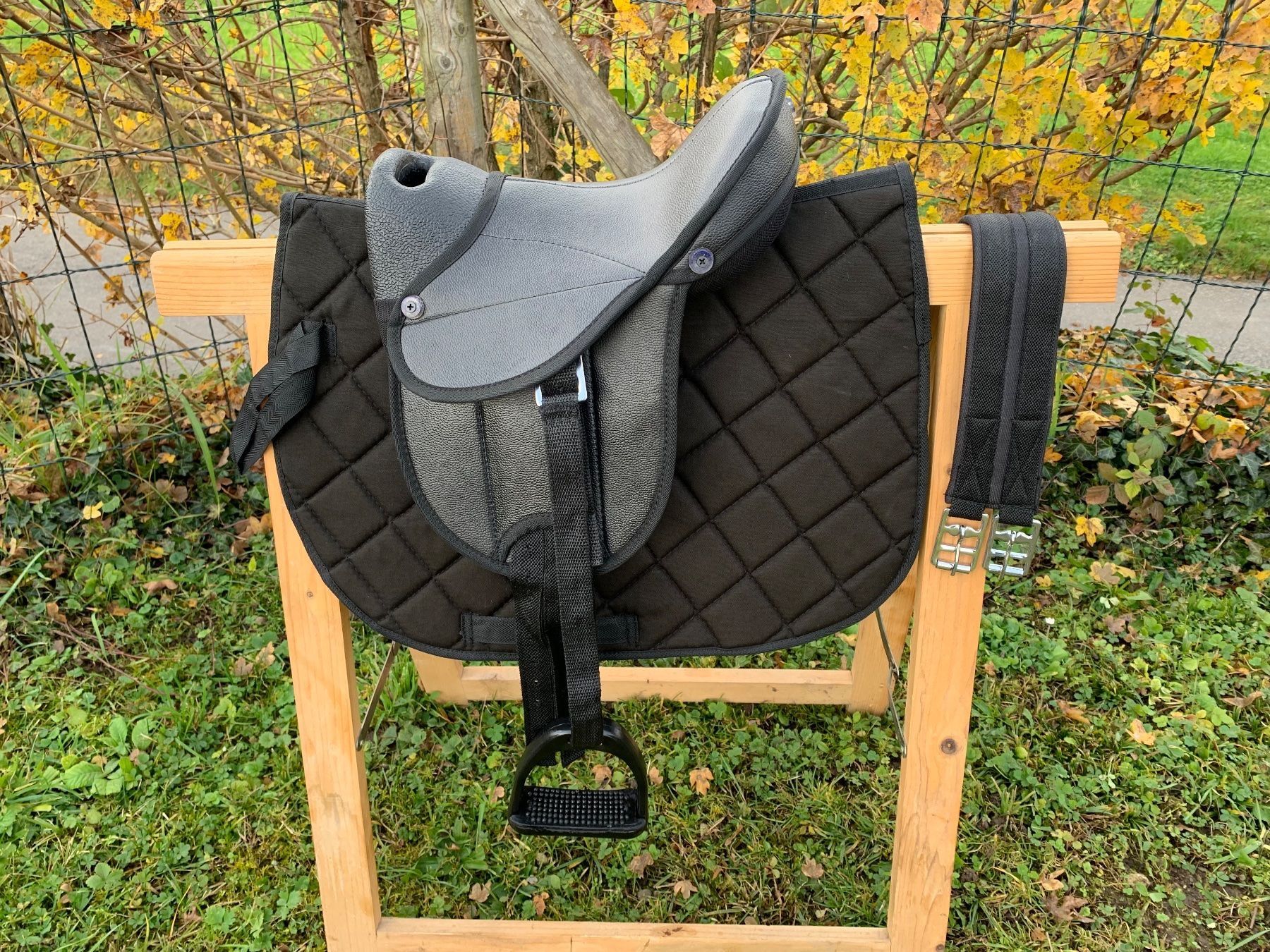 Selle & Accessori: schönes schwarzes Ponysätteli – Usato da Feldbach venduto da Fea1