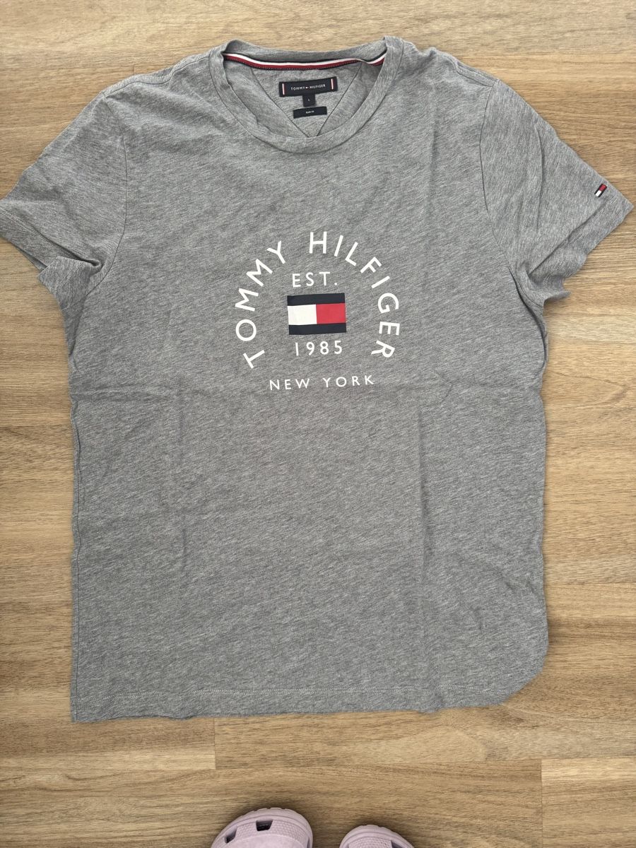 Tommy Hilfiger T-shirt: Tommy Hilfiger T shirt – Usato da Sierre venduto da jen_w8vt
