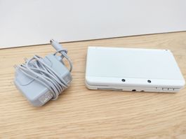 New Nintendo 3DS in weiss mit Ladekabel ab 1.-