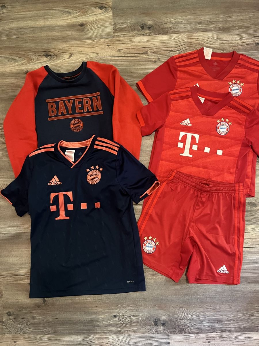 Bayern München Trainer, Turnhosen & -trikots: FC-Bayern-Paket – Gebraucht aus Maur von esgehoertjetztmir