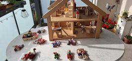 Puppenhaus aus Holz mit viel Zubehör guter Zustand