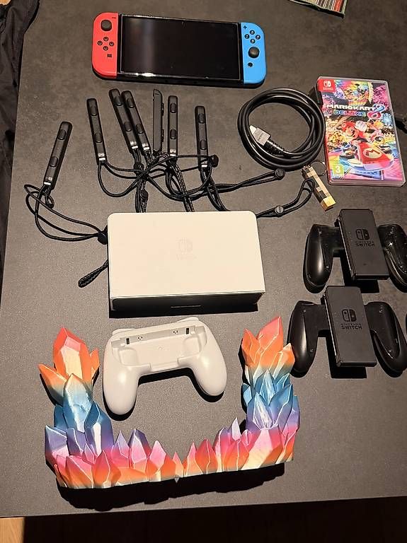 Consoles: Nintendo Switch OLED + Mario Kart 8 Deluxe + accessoires – D'occasion à St-Maurice par Gbarman 1