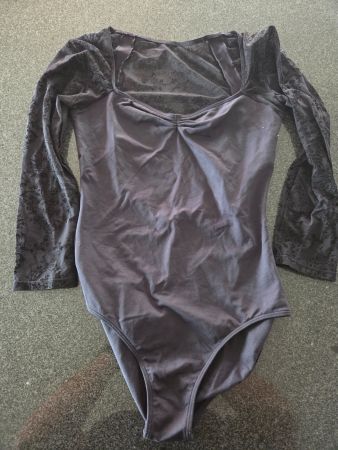 Damen Body schwarz mit Spitzenärmeln Grösse L