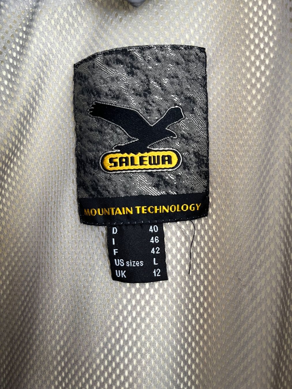 Jacken: Jacke Material GoreTex abnehmbare Kaputze Hell beige – Gebraucht aus Bern von a3773 4