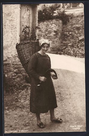 Frau in traditioneller Kleidung mit klei