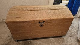 Antike Holztruhe mit Rollen massiv gebrauchter Zustand