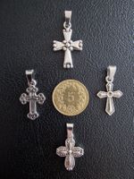 4 croix argentées, + trèfle à 4 feuilles