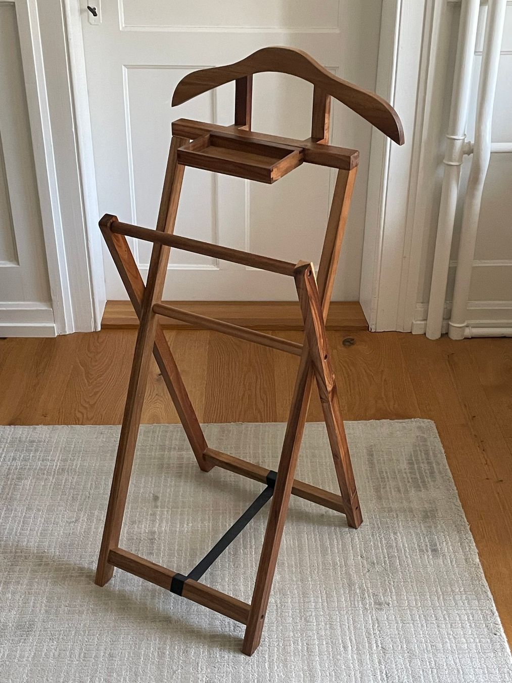 Garderobe: Herrendiener / Kleiderständer aus Holz – Gebraucht aus St. Gallen von sqzxm72