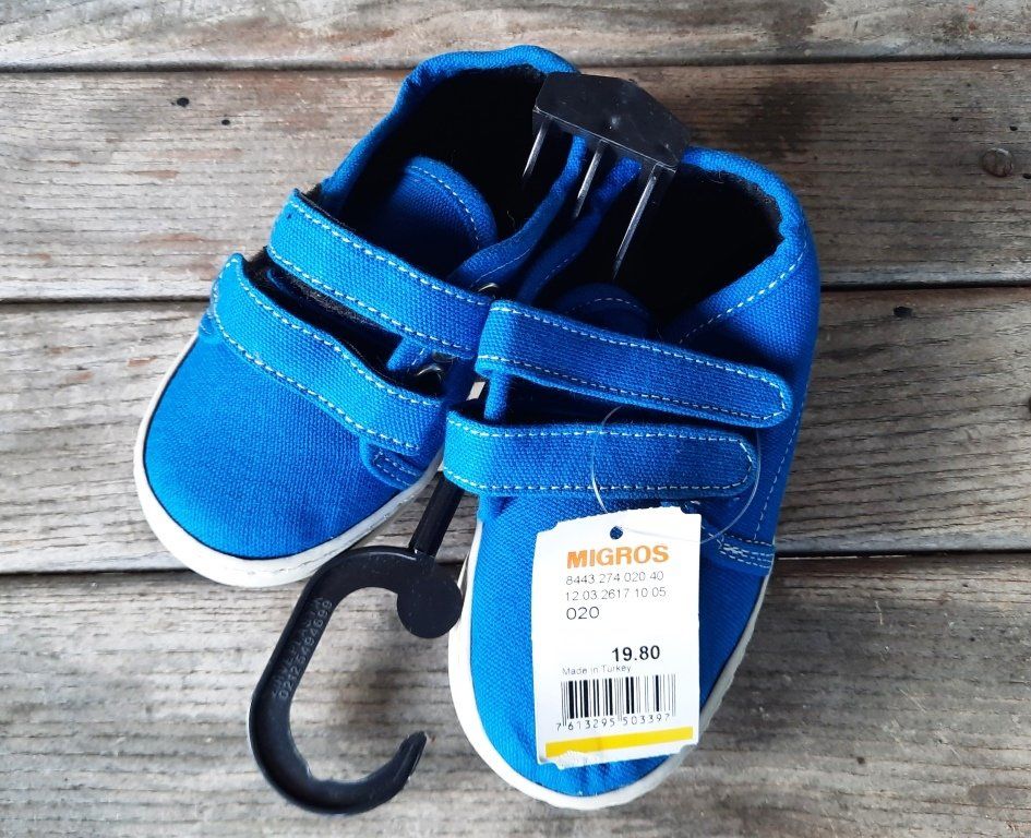 Schuhe für Jungen: 2Paar Neue Kinderschuhe, Grösse 20 + 27, – Gebraucht aus Walterswil SO von Fundort 3