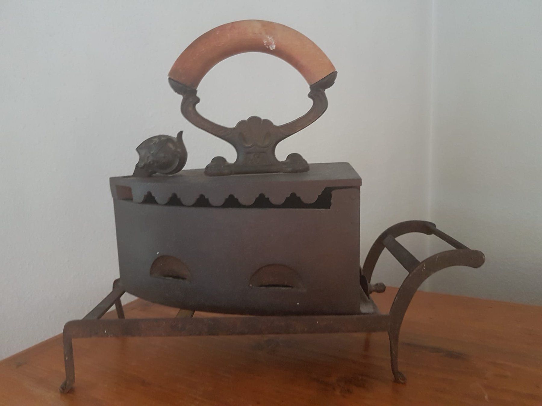 Bügeleisen: Kohlebügeleisen ca. 1900 – Gebraucht aus Reinach AG von Goldtimer