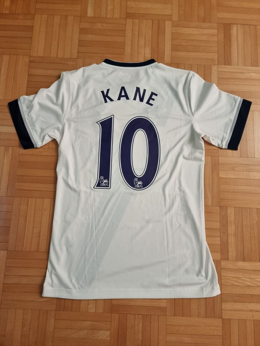 Tottenham Canottiere & Pantaloni: Harry Kane / Tottenham Hotspur 2015-2016 Heimtrikot – Usato da Suhr venduto da SariLacivert1907 1