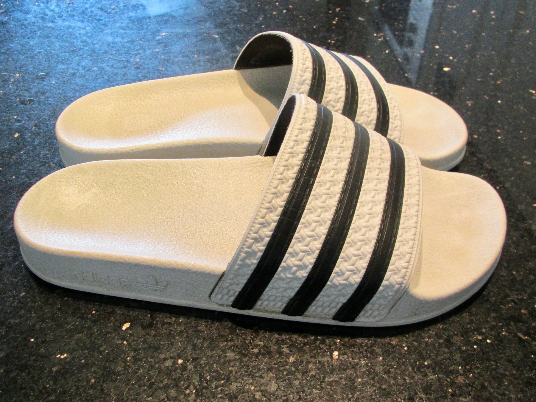 Adidas Chaussures hommes: CHAUSSURES DE BAIN ADILETTEN – D'occasion à Murten par Selliot