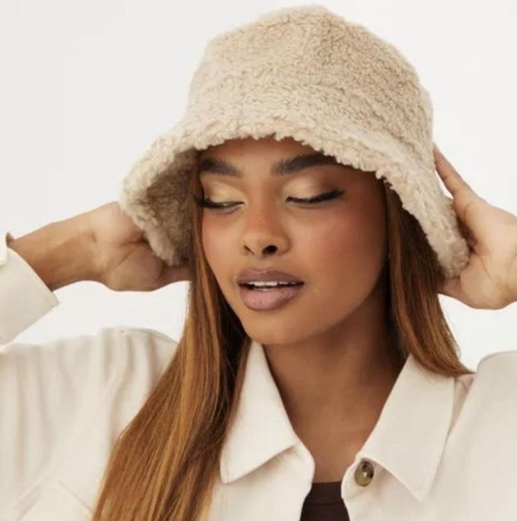 HIQIU Winter Fischermütze Aus Flauschigem Kunstpelz - Verstellbare Eimermütze Für Damen