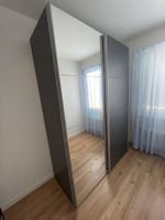 Moderner Schwebetürenschrank / Kleiderschrank mit Spiegeltür