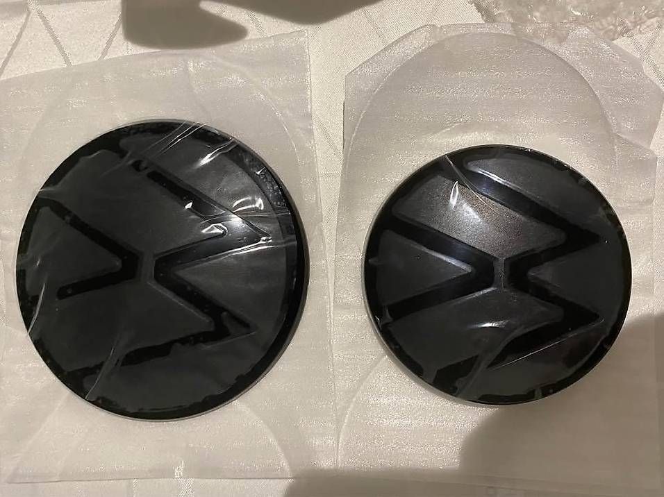 Tutti pezzi di ricambio auto: Kit insigne Vw Golf 8 Noir – Nuovo e nell'imballaggio originale da Vuisternens-Romont venduto da soa_ggr9