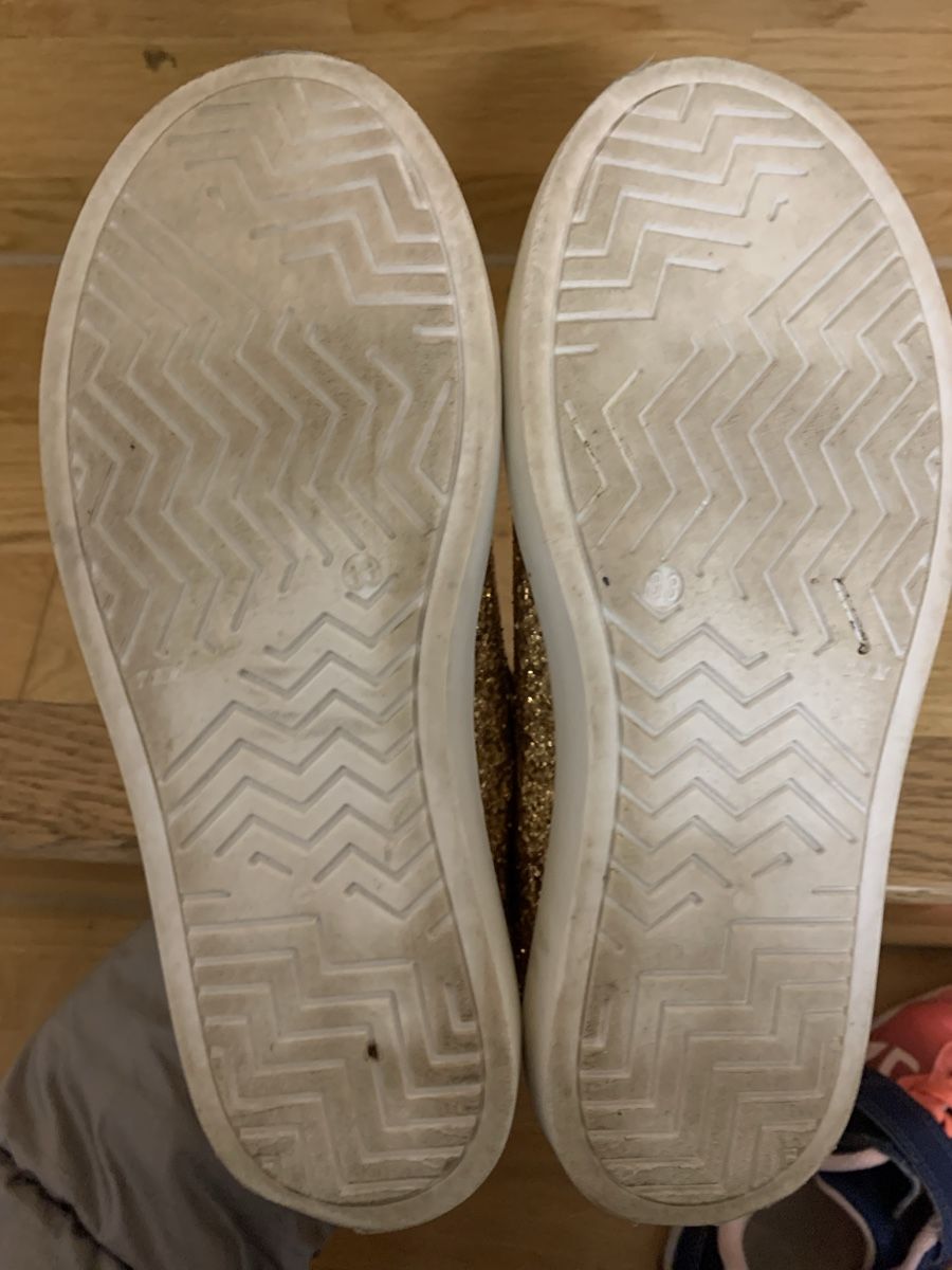 Chaussures filles: Schöne Sneakers Grösse 33 – D'occasion à Ostermundigen par des_t9vv 2