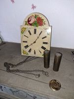 Antike Wanduhr mit Blumenmalerei, 