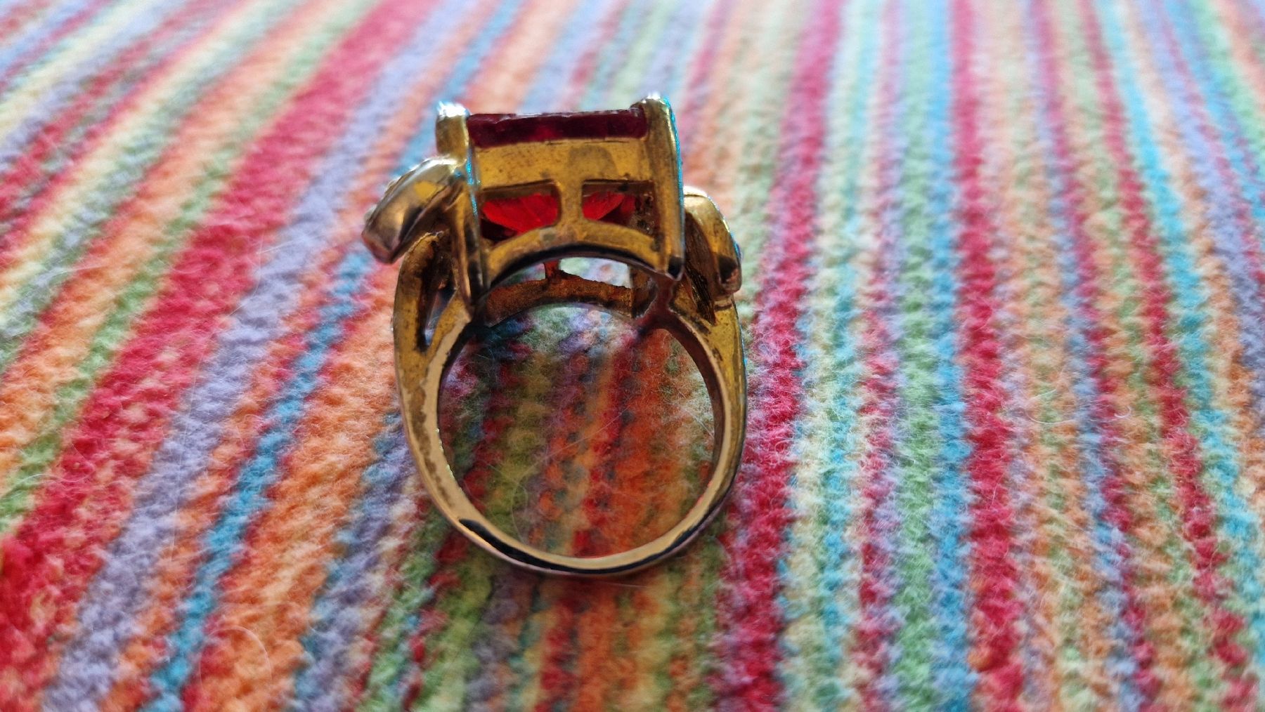 Anelli: Modeschmuck-Ring mit grossem rotem Glasstein – Usato da Oberengstringen venduto da Asteroid56 3