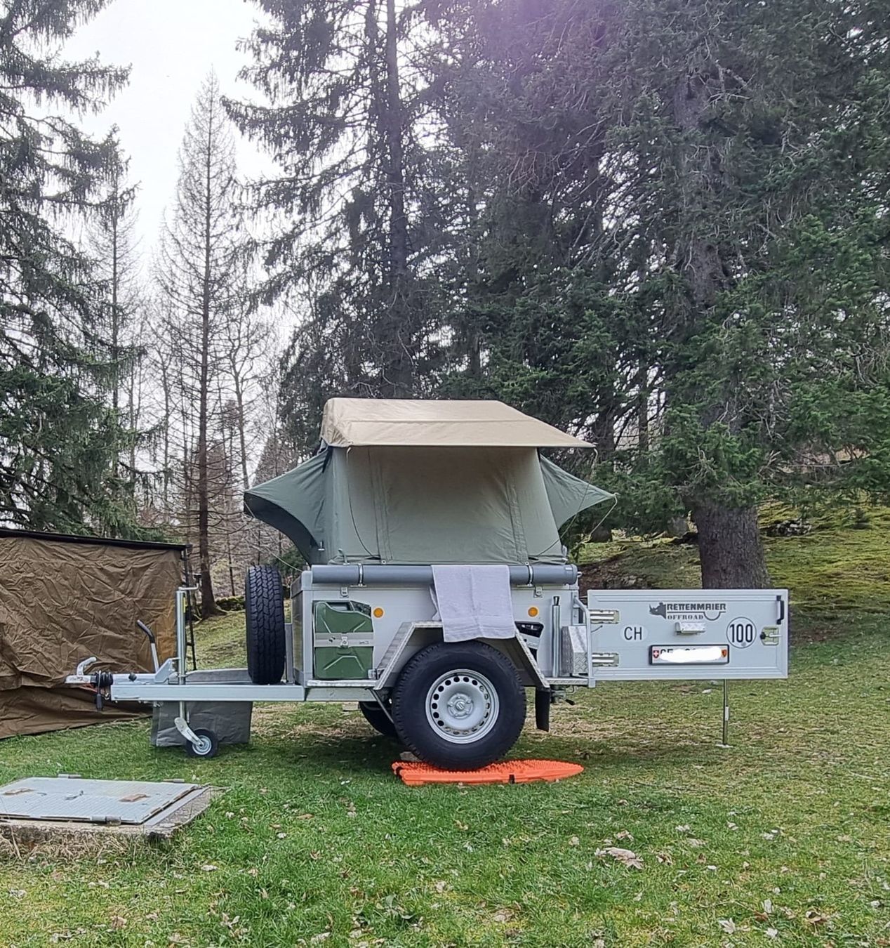 Rimorchi: Camping Anhänger mit Dachzelt und Küche – Usato da Genève venduto da MarkDo 3