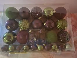 neu: 48 Weihnachtskugeln grün aubergine diverse Formen